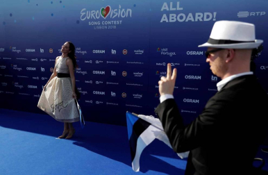 Amaia Romero y Alfred García posan junto a los representantes del resto de países en la alfombra azul que dio este domingo paso a la fiesta eurovisiva el mismo día que realizaron el segundo ensayo general