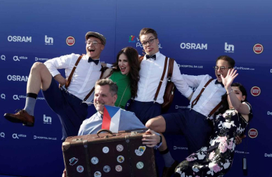 Amaia Romero y Alfred García posan junto a los representantes del resto de países en la alfombra azul que dio este domingo paso a la fiesta eurovisiva el mismo día que realizaron el segundo ensayo general