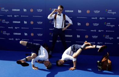 Amaia Romero y Alfred García posan junto a los representantes del resto de países en la alfombra azul que dio este domingo paso a la fiesta eurovisiva el mismo día que realizaron el segundo ensayo general