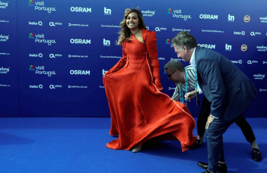 Amaia Romero y Alfred García posan junto a los representantes del resto de países en la alfombra azul que dio este domingo paso a la fiesta eurovisiva el mismo día que realizaron el segundo ensayo general