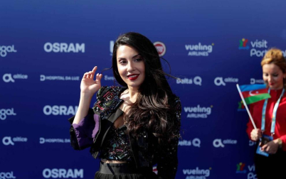Amaia Romero y Alfred García posan junto a los representantes del resto de países en la alfombra azul que dio este domingo paso a la fiesta eurovisiva el mismo día que realizaron el segundo ensayo general