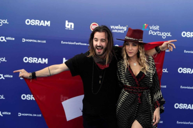 Amaia Romero y Alfred García posan junto a los representantes del resto de países en la alfombra azul que dio este domingo paso a la fiesta eurovisiva el mismo día que realizaron el segundo ensayo general