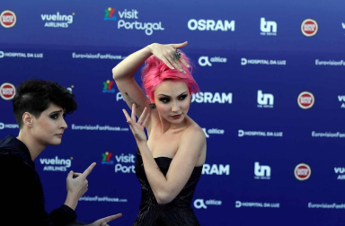 Amaia Romero y Alfred García posan junto a los representantes del resto de países en la alfombra azul que dio este domingo paso a la fiesta eurovisiva el mismo día que realizaron el segundo ensayo general