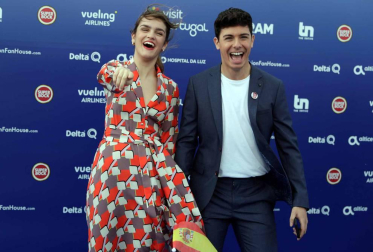 Amaia Romero y Alfred García posan junto a los representantes del resto de países en la alfombra azul que dio este domingo paso a la fiesta eurovisiva el mismo día que realizaron el segundo ensayo general