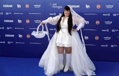 Amaia Romero y Alfred García posan junto a los representantes del resto de países en la alfombra azul que dio este domingo paso a la fiesta eurovisiva el mismo día que realizaron el segundo ensayo general