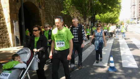 Un sol radiante se une a la V Marcha contra el Cáncer en Pamplona