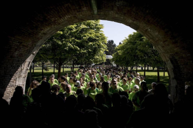 Un sol radiante se une a la V Marcha contra el Cáncer en Pamplona