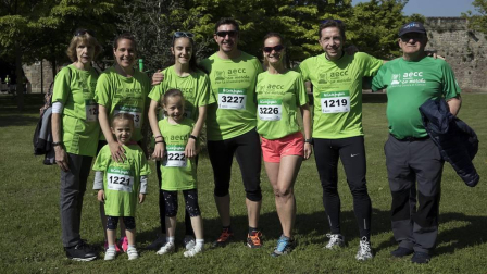 Un sol radiante se une a la V Marcha contra el Cáncer en Pamplona