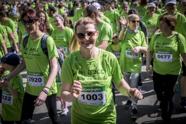 Un sol radiante se une a la V Marcha contra el Cáncer en Pamplona