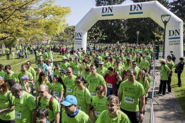 Un sol radiante se une a la V Marcha contra el Cáncer en Pamplona