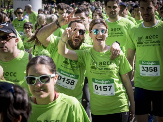 Un sol radiante se une a la V Marcha contra el Cáncer en Pamplona