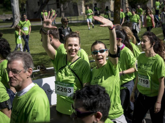 Un sol radiante se une a la V Marcha contra el Cáncer en Pamplona