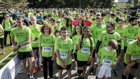 Un sol radiante se une a la V Marcha contra el Cáncer en Pamplona