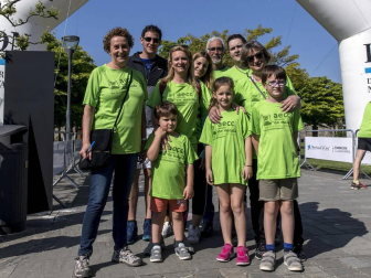 Un sol radiante se une a la V Marcha contra el Cáncer en Pamplona