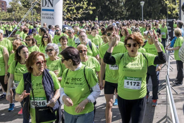 Un sol radiante se une a la V Marcha contra el Cáncer en Pamplona