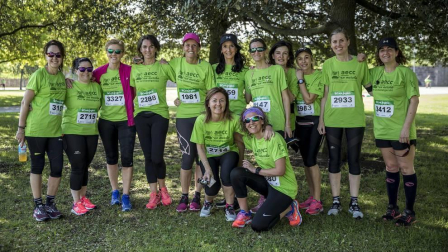 Un sol radiante se une a la V Marcha contra el Cáncer en Pamplona