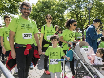 Un sol radiante se une a la V Marcha contra el Cáncer en Pamplona