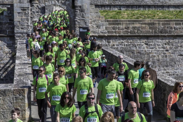 Un sol radiante se une a la V Marcha contra el Cáncer en Pamplona