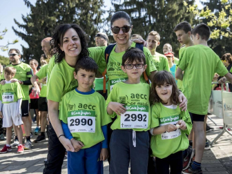Un sol radiante se une a la V Marcha contra el Cáncer en Pamplona