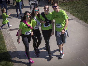 Un sol radiante se une a la V Marcha contra el Cáncer en Pamplona