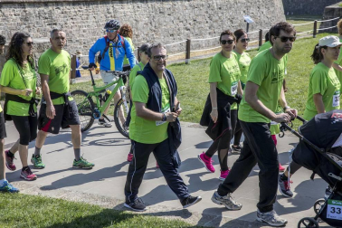 Un sol radiante se une a la V Marcha contra el Cáncer en Pamplona