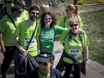 Un sol radiante se une a la V Marcha contra el Cáncer en Pamplona
