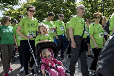 Un sol radiante se une a la V Marcha contra el Cáncer en Pamplona