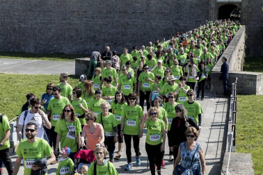 Un sol radiante se une a la V Marcha contra el Cáncer en Pamplona