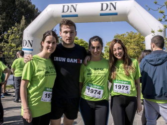Un sol radiante se une a la V Marcha contra el Cáncer en Pamplona