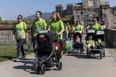 Un sol radiante se une a la V Marcha contra el Cáncer en Pamplona