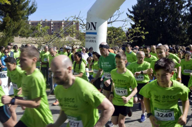 Un sol radiante se une a la V Marcha contra el Cáncer en Pamplona