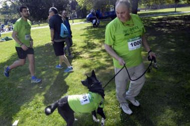 Un sol radiante se une a la V Marcha contra el Cáncer en Pamplona