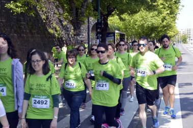 Un sol radiante se une a la V Marcha contra el Cáncer en Pamplona