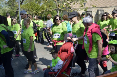 Un sol radiante se une a la V Marcha contra el Cáncer en Pamplona