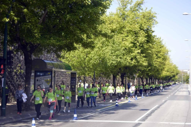 Un sol radiante se une a la V Marcha contra el Cáncer en Pamplona
