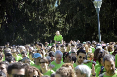 Un sol radiante se une a la V Marcha contra el Cáncer en Pamplona