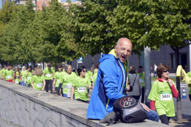 Un sol radiante se une a la V Marcha contra el Cáncer en Pamplona