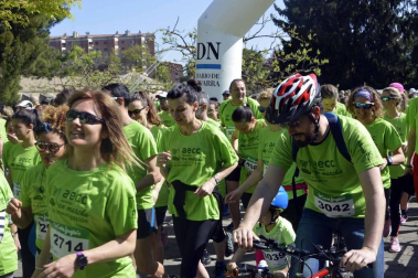 Un sol radiante se une a la V Marcha contra el Cáncer en Pamplona