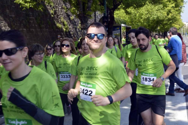 Un sol radiante se une a la V Marcha contra el Cáncer en Pamplona