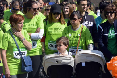 Un sol radiante se une a la V Marcha contra el Cáncer en Pamplona