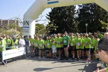 Un sol radiante se une a la V Marcha contra el Cáncer en Pamplona