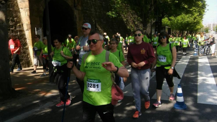 Un sol radiante se une a la V Marcha contra el Cáncer en Pamplona