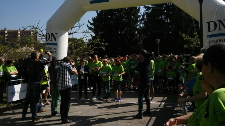 Un sol radiante se une a la V Marcha contra el Cáncer en Pamplona