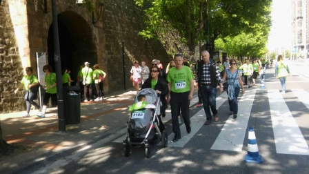 Un sol radiante se une a la V Marcha contra el Cáncer en Pamplona