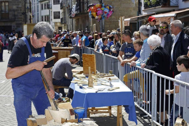 El sol participó en la 26 edición de la Feria de Artesanía de Alsasua con motivo de sus fiestas del Casco Antiguo