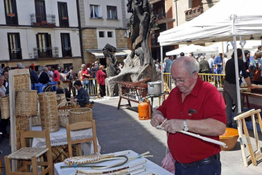 El sol participó en la 26 edición de la Feria de Artesanía de Alsasua con motivo de sus fiestas del Casco Antiguo