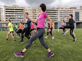 Varios aficionados al running disfrutaron de una charla y ejercicios con el medallista olímpico.