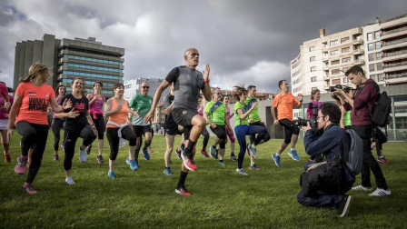 Varios aficionados al running disfrutaron de una charla y ejercicios con el medallista olímpico.