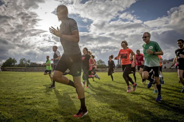 Varios aficionados al running disfrutaron de una charla y ejercicios con el medallista olímpico.