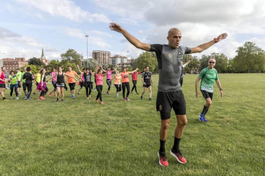 Varios aficionados al running disfrutaron de una charla y ejercicios con el medallista olímpico.